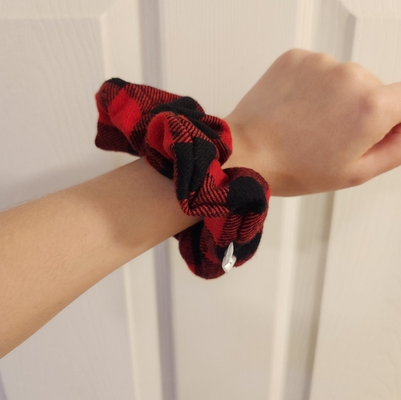 3 for 20** Brand new Buffalo plaid scrunchie - Picture 6 of 7